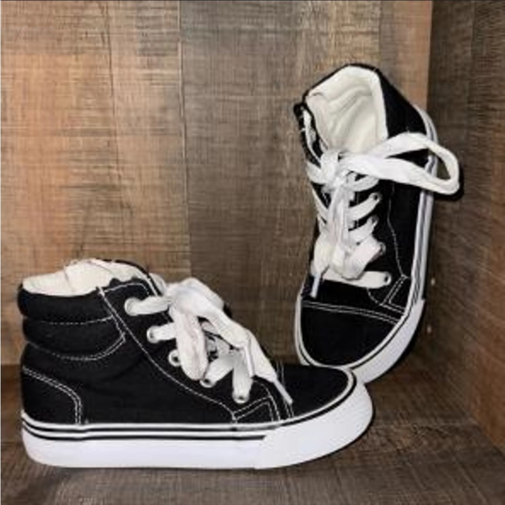 Tommy Bahama Black and White Kids High-Top Sneakers